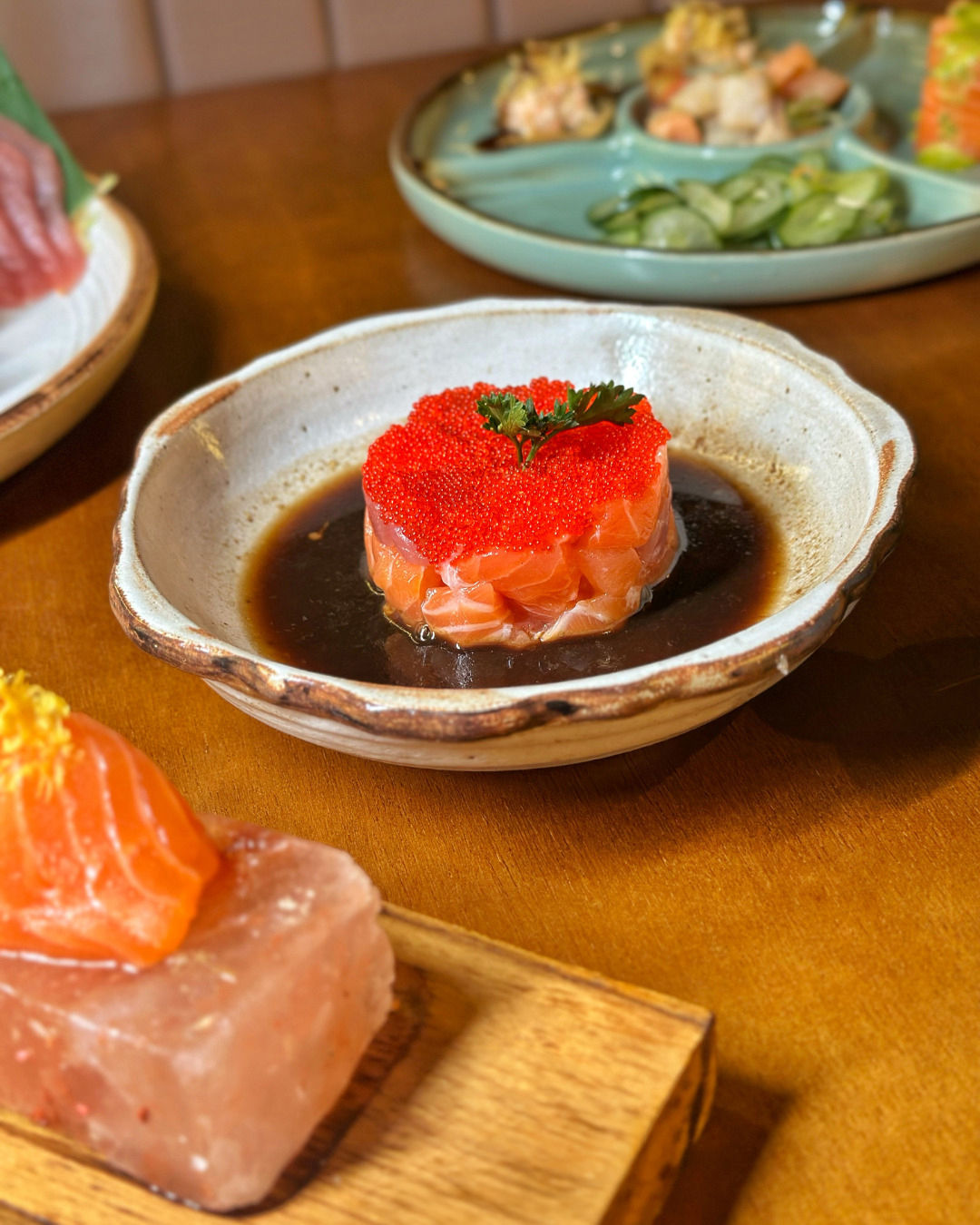 Drink e prato servido no Noka Sushi