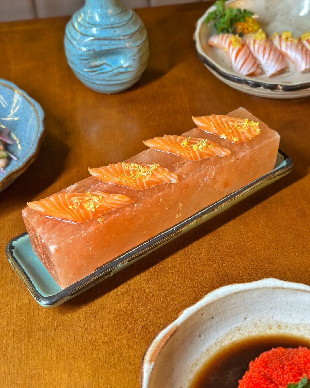 Drink e prato servido no Noka Sushi