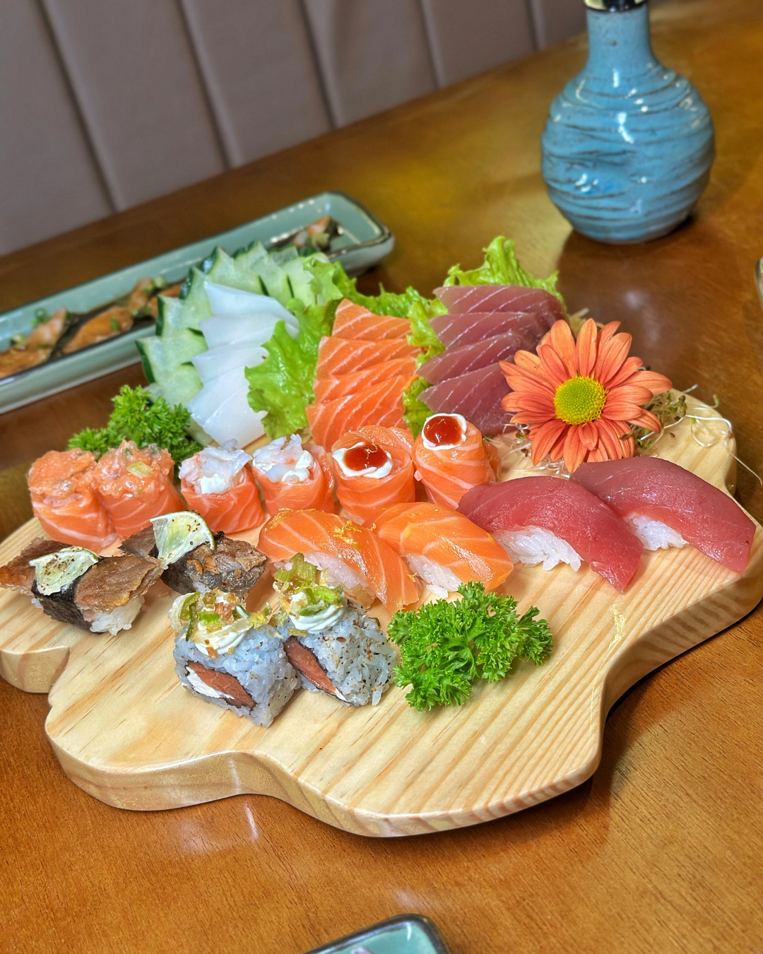 Drink e prato servido no Noka Sushi